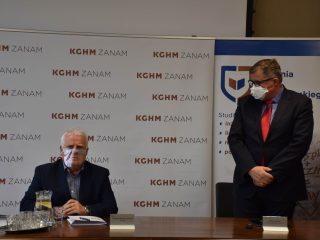 Mężczyzna w czerwonym krawacie zabiera głos podczas podpisania umowy z KGHM ZANAM.