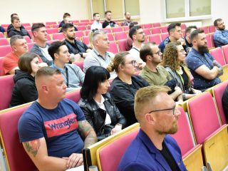 Publiczność wykładu o ratownictwie widoczna z boku auli.