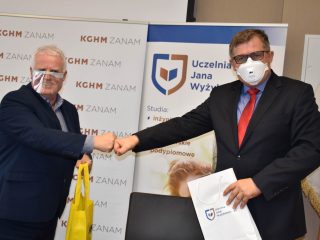 Przedstawiciele UJW i KGHM ZANAM witają się zetknięciem pięści.