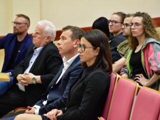 Słuchacze wykładu o ratownictwie siedzą w pierwszych rzędach auli.