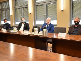 Uczestnicy spotkania ze Scanway siedzą przy stole konferencyjnym.