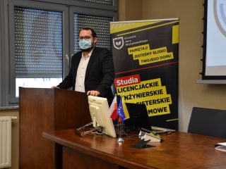 Przedstawiciel Scanway w maseczce przemawia przy mównicy UJW.