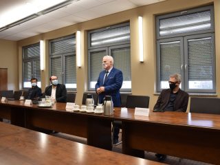 Przedstawiciel UJW zabiera głos przy stole z uczestnikami spotkania Scanway.