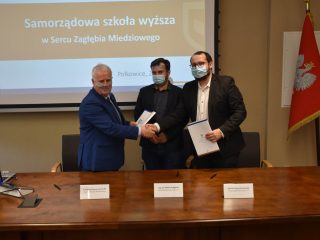 Uścisk dłoni podczas podpisania porozumienia UJW ze Scanway.