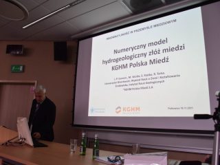 Slajd „Numeryczny model hydrogeologiczny złóż miedzi KGHM Polska Miedź” podczas wystąpienia.