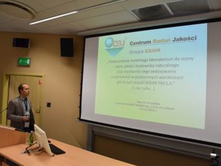 Przedstawiciel Centrum Badań Jakości prezentuje temat mobilnego laboratorium do oceny skażenia promieniotwórczego.