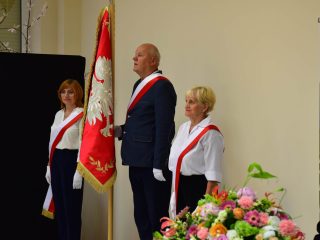 Poczet sztandarowy z biało-czerwonymi szarfami podczas uroczystości PUTW.