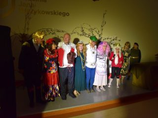 Aktorzy w perukach i kostiumach pozują razem po przedstawieniu PUTW.