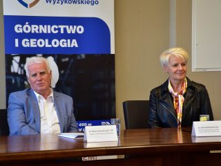 Przedstawiciele UJW i Zespołu Szkół w Polkowicach siedzą przy stole konferencyjnym.