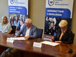 Podpisywanie porozumienia UJW z Zespołem Szkół im. Narodów Zjednoczonej Europy w Polkowicach.