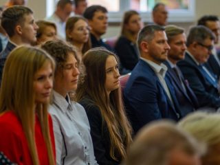Uczestnicy inauguracji, w tym studenci składający ślubowanie, siedzą w auli.
