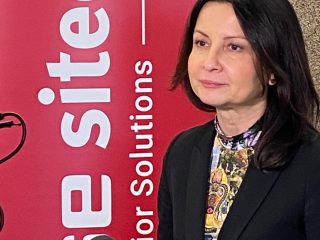 kobieta udziela wywiadu telewizji