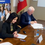 kobieta i mężczyzna podpisują umowę