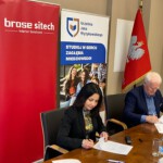 kobieta i mężczyzna podpisują umowę