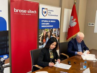 kobieta i mężczyzna podpisują umowę