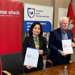 kobieta i mężczyzna prezentują teczki z podpisaną umową