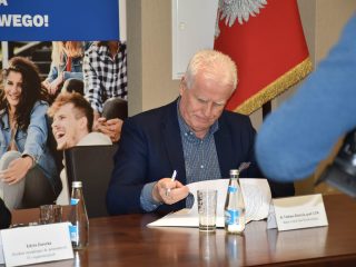mężczyzna przegląda dokument, który zamierza podpisać