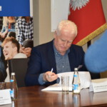 mężczyzna przegląda dokument, który zamierza podpisać