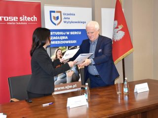 kobieta i mężczyzna gratulują sobie po podpisaniu umowy