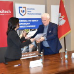 kobieta i mężczyzna gratulują sobie po podpisaniu umowy