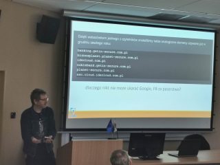 Prelegent omawia slajd z przykładami adresów stron podczas wykładu o cyberbezpieczeństwie.