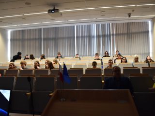 Publiczność wykładu o cyberbezpieczeństwie widziana od strony mównicy.