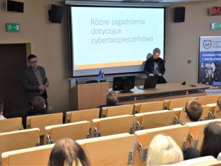 Prowadzący przy ekranie ze slajdem „Różne zagadnienia dotyczące cyberbezpieczeństwa”.