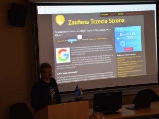 Prelegent prezentuje stronę Zaufana Trzecia Strona na ekranie.