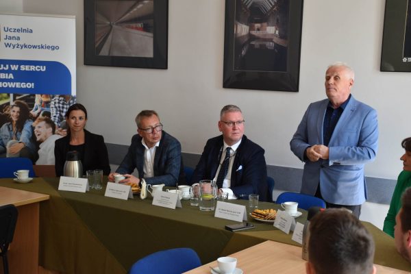 Przemówienie przy stole podczas uroczystości wręczenia dyplomów i certyfikatów w Lubinie.