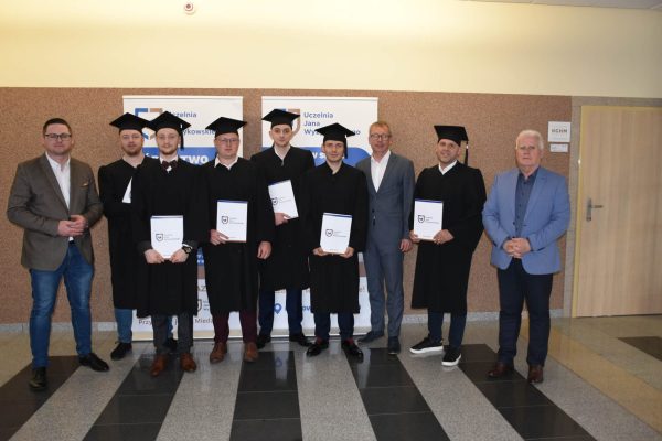 Grupa ludzi w togach i biretach