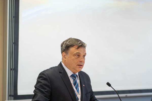 Prelegent przemawia przy mównicy podczas konferencji „Odkrywcy Polskiej Miedzi”.