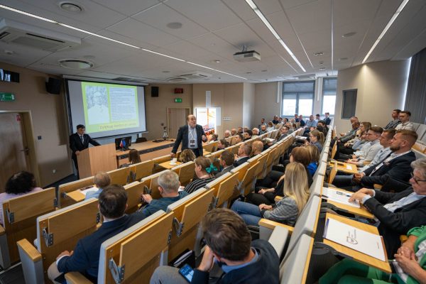 Grupa osób na sali konferencyjnej