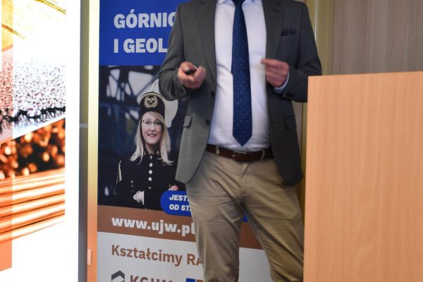 Mężczyzna wygłasza referat