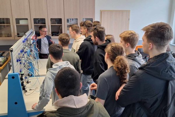Grupa odwiedzających ogląda stanowiska laboratoryjne podczas Dnia Drzwi Otwartych.
