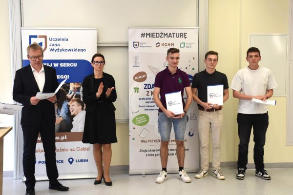 4 mężczyzn i 1 kobieta stoją