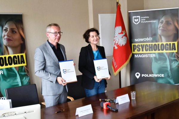 Przedstawiciele UJW i Volkswagen Motor Polska prezentują dokumenty porozumienia.