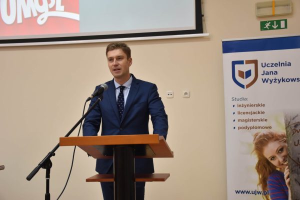 Mężczyzna przemawia przy mównicy UJW podczas Dolnośląskiego Festiwalu Nauki.