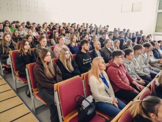 Uczestnicy Dnia Drzwi Otwartych wypełniają rzędy foteli w auli UJW.