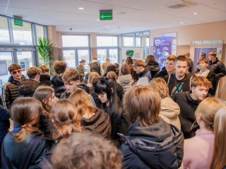 Tłum odwiedzających przy stoiskach w holu UJW podczas Dnia Drzwi Otwartych.
