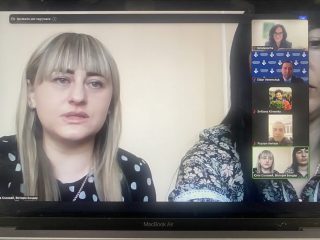Uczestniczka międzynarodowej konferencji naukowej przemawia podczas połączenia wideo.