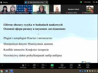 Slajd wideokonferencji o ryzyku w badaniach naukowych: plagiacie, manipulacji danymi, konflikcie interesów i doborze próby.