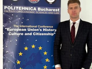 Mężczyzna przy banerze konferencji „European Union's History, Culture and Citizenship” POLITEHNICA Bucharest.