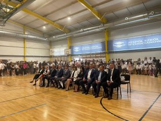 Uczestnicy szkolnej uroczystości wypełniają salę gimnastyczną w Chocianowie.