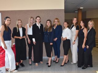 Grupa uczestniczek obron administracji pozuje w holu UJW.