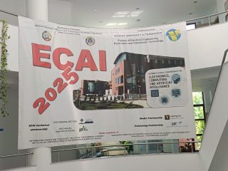 Plakat konferencji ECAI 2025 zawieszony na ścianie wewnątrz budynku.