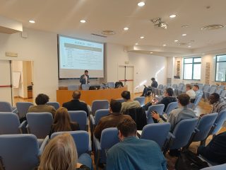Uczestnicy spotkania projektu H2VE w Perugii słuchają prezentacji w sali konferencyjnej.