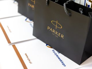 Czarne torby upominkowe Parker ustawione na dokumentach UJW.