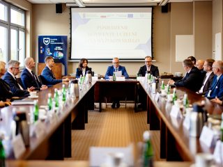 Widok sali podczas pierwszego posiedzenia Konwentu UJW, ze stołami ustawionymi w podkowę.