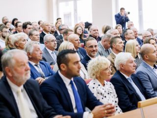 Zbliżenie publiczności słuchającej wystąpienia podczas inauguracji UJW.