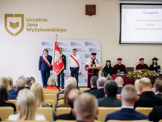 Wystąpienie rektora przy mównicy podczas inauguracji roku akademickiego 2025/2026.